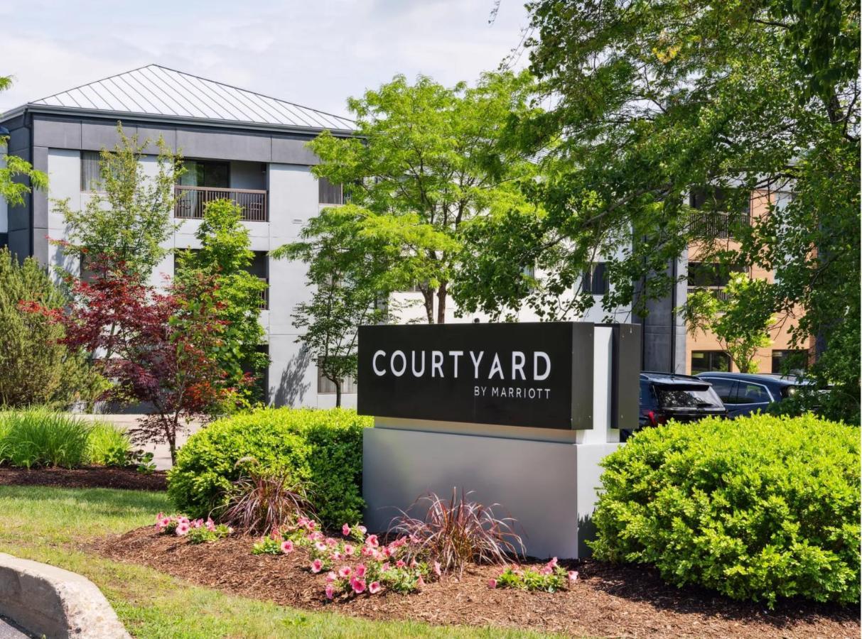 Courtyard Burlington Williston Hotel Exterior photo