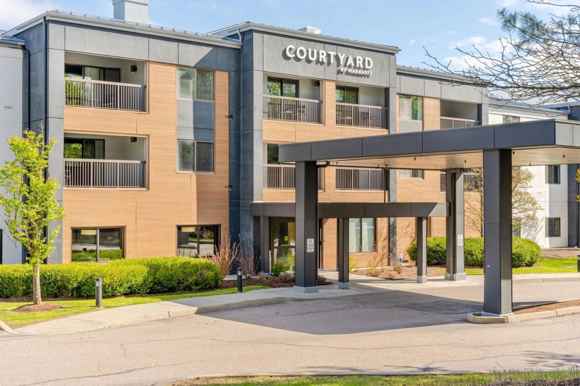 Courtyard Burlington Williston Hotel Exterior photo