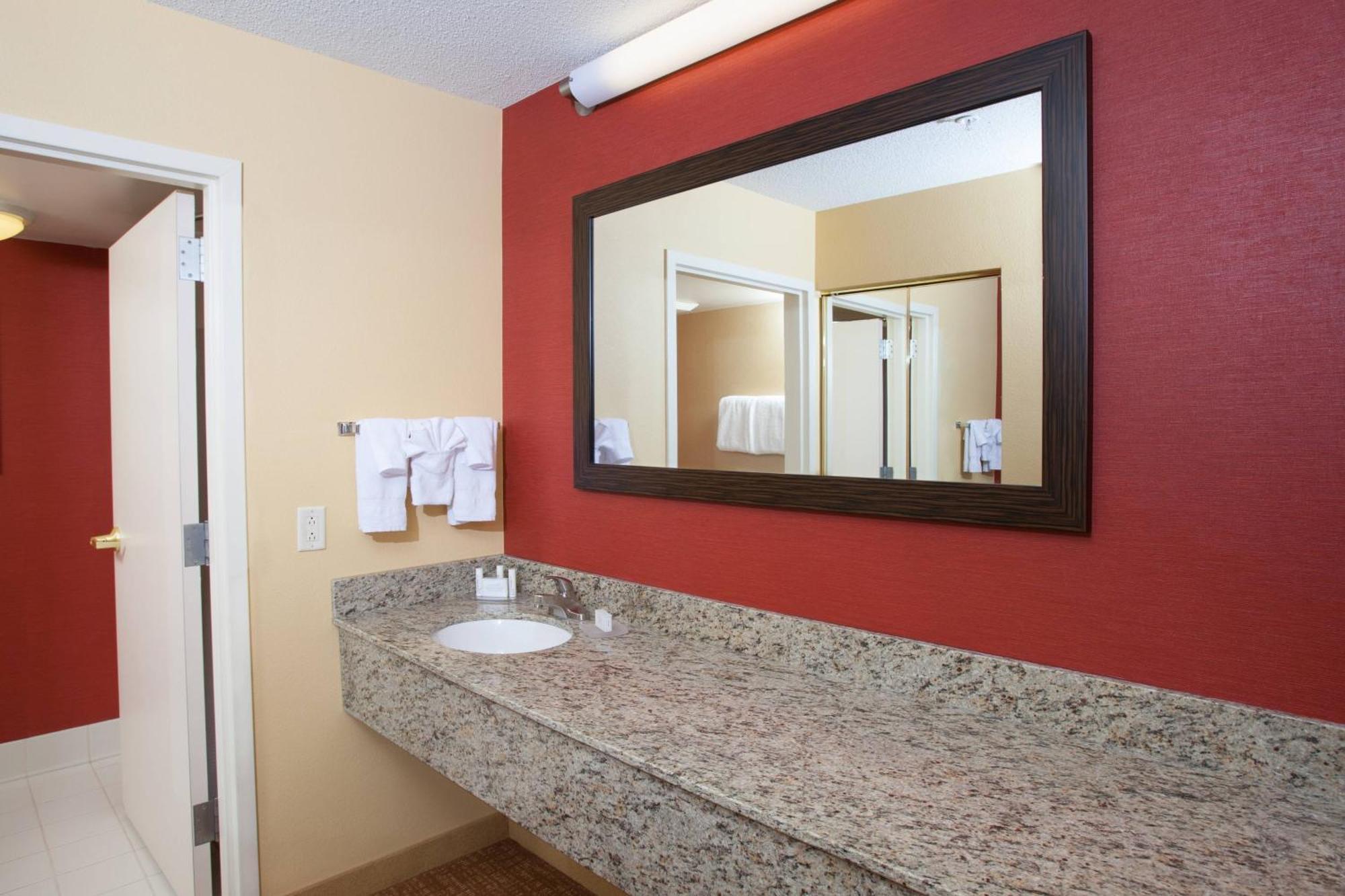 Courtyard Burlington Williston Hotel Exterior photo