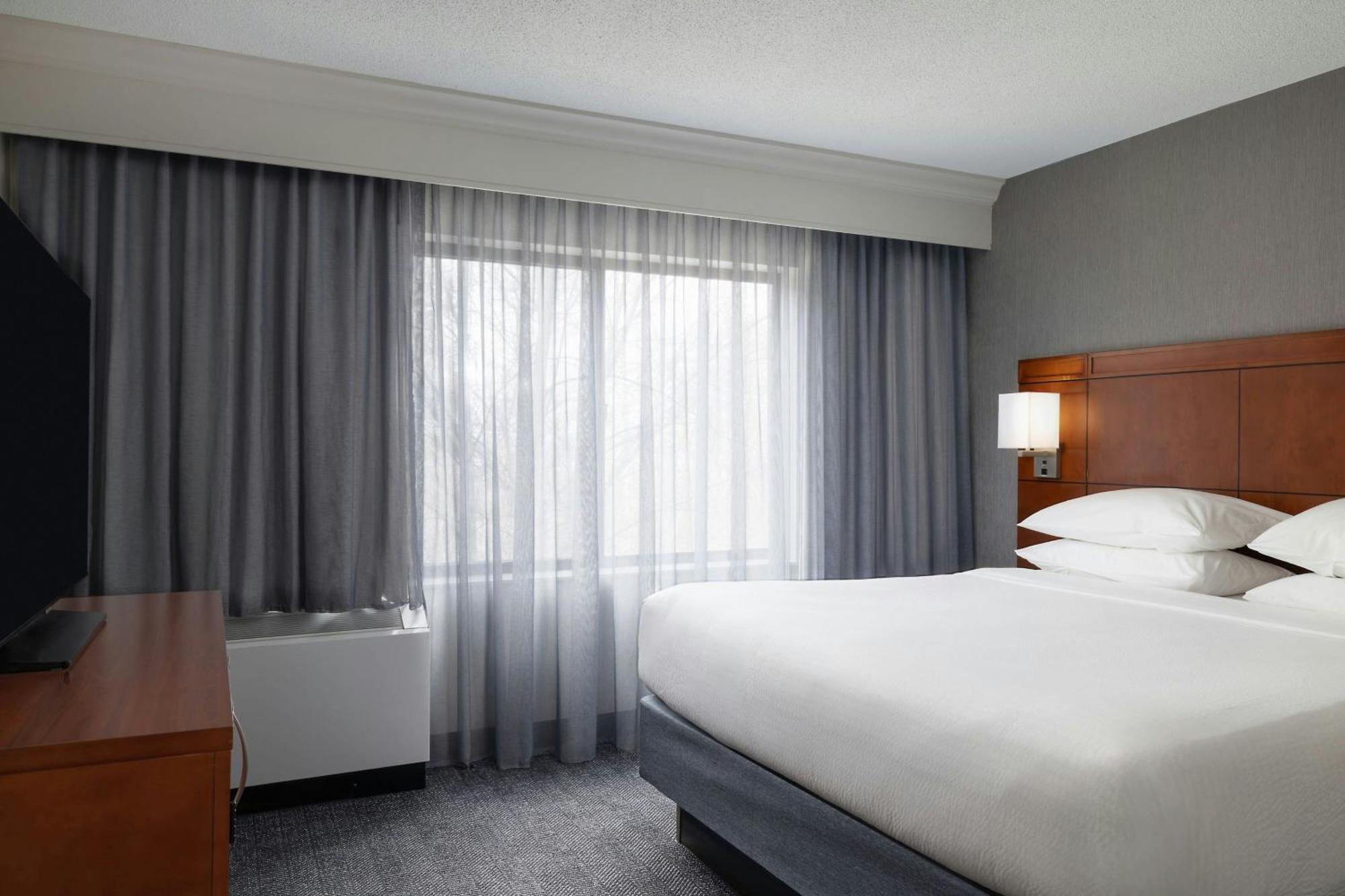 Courtyard Burlington Williston Hotel Exterior photo