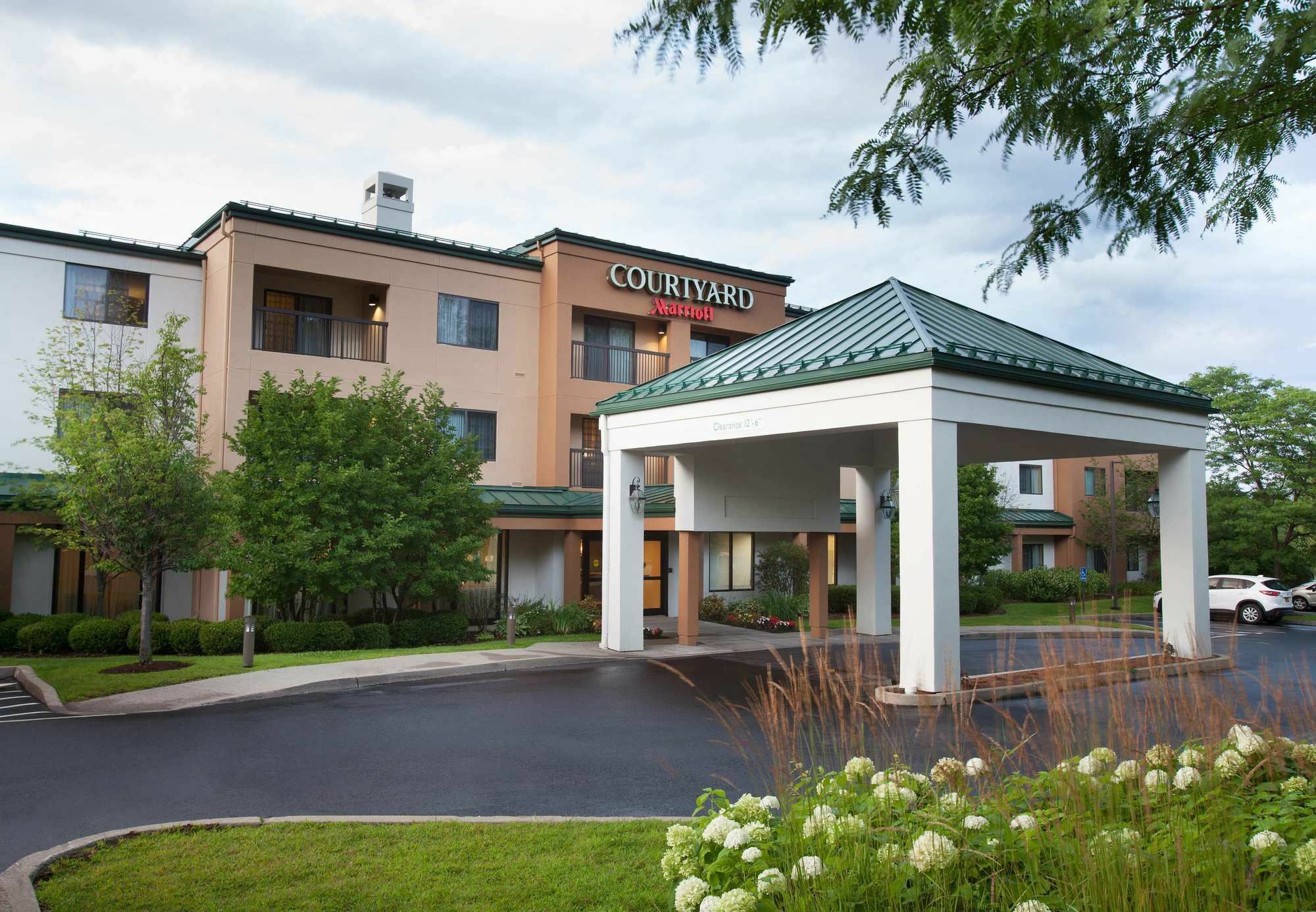 Courtyard Burlington Williston Hotel Exterior photo